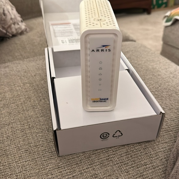 ARRIS SURFboard DOCSIS 3.0 Cable Modem & Wi-Fi Router - Picture 3 of 3